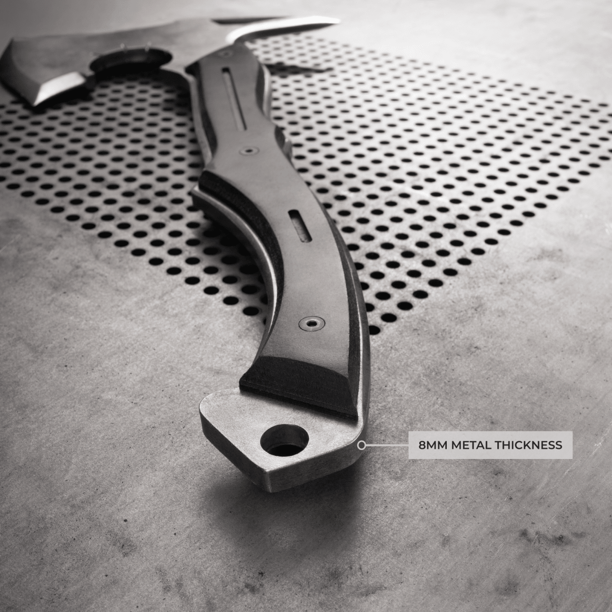 Full tang tomahawk "Requiem" for outdoor tasks